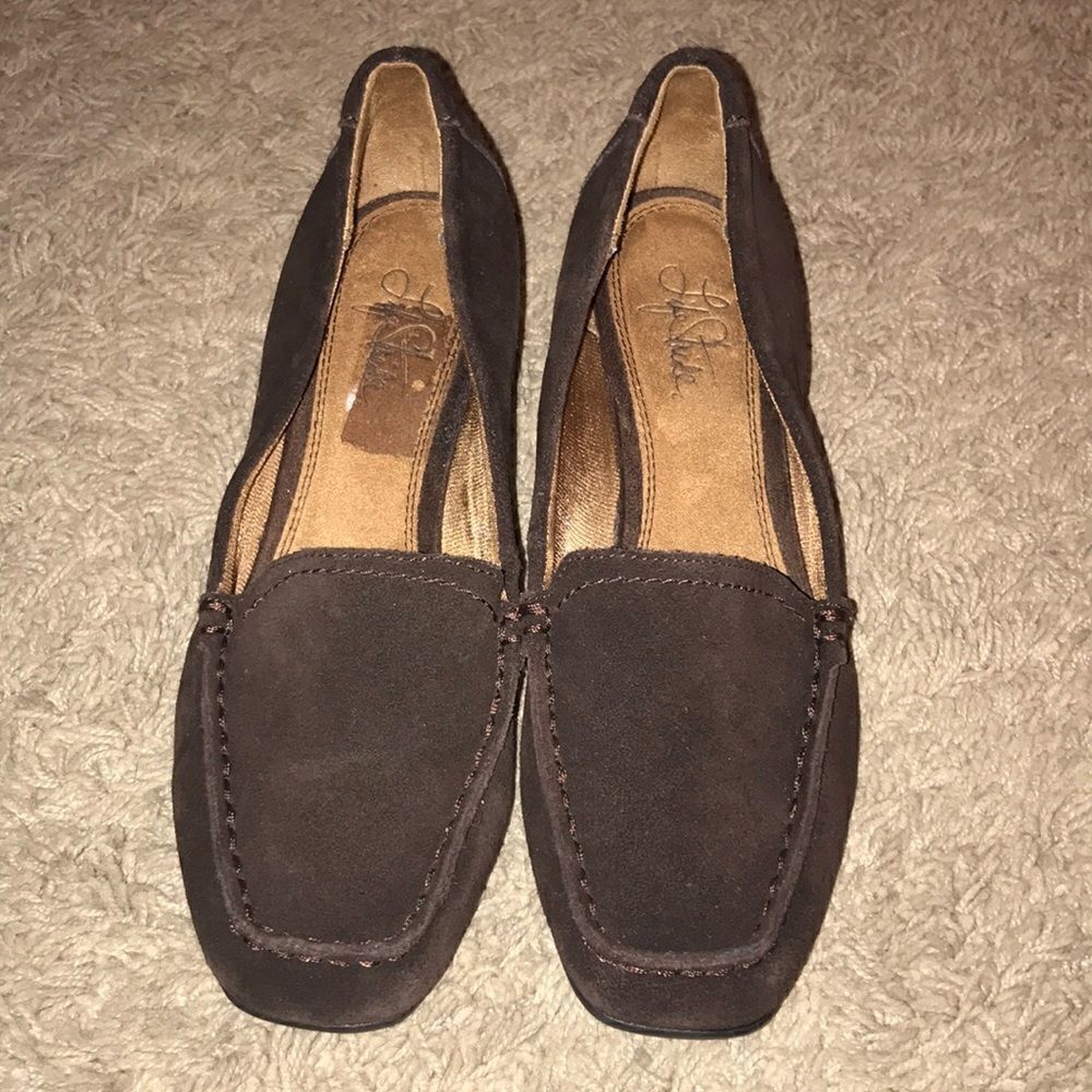 (5/$25) Life Stride brown Suede Gabriel Wedge
